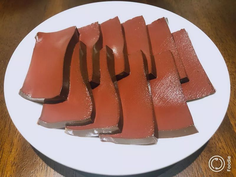 鸭血被切成厚厚的一块,泛着水光