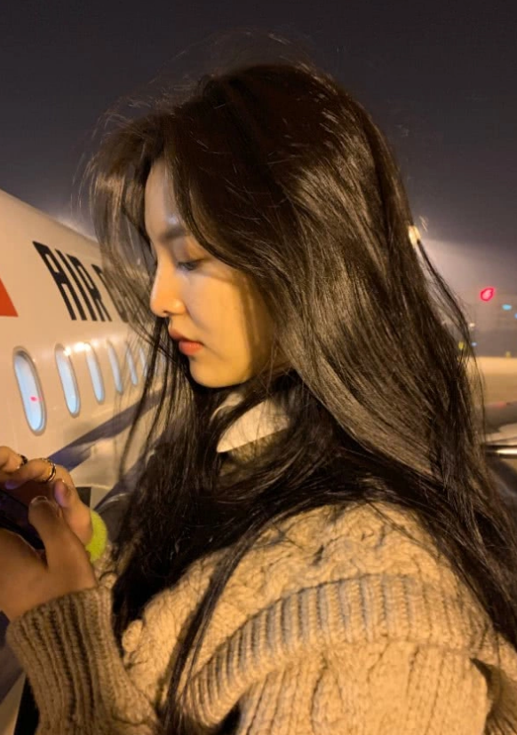 章若楠坐飞机被怼脸拍死亡角度曝光素颜男粉看到都移不开视线