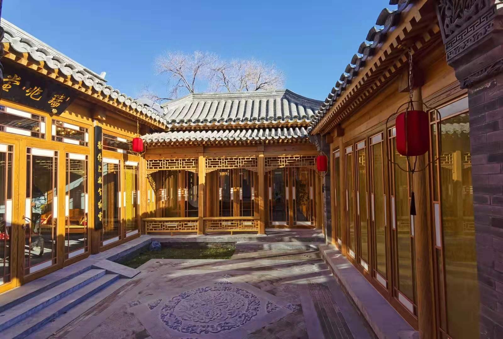 设计师将中国传统建筑美学融入到这个三进四合院的每一处细节,二进院