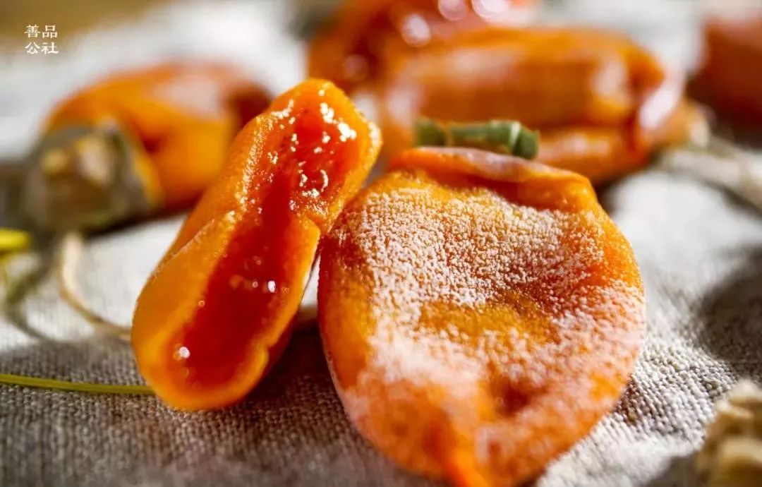 咬口裹着雪衣的胖柿饼儿足以热烈整个寒冬