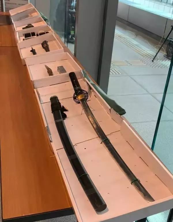 香港暴徒武器升级,已装备真枪实弹,还预谋栽赃警察!