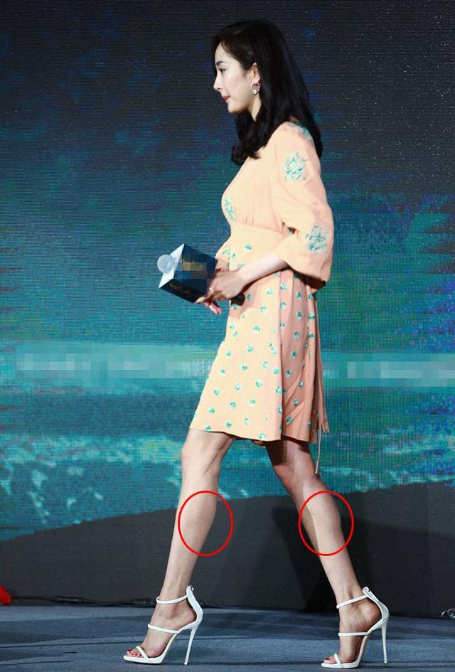 原创杨幂挑战"坡度"成直角的高跟鞋!青筋凸起走路都费劲