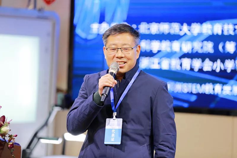 致欢迎辞喻伯军中通麦精心编排迎嘉宾开幕式上,二(4)班和金唱片工作室