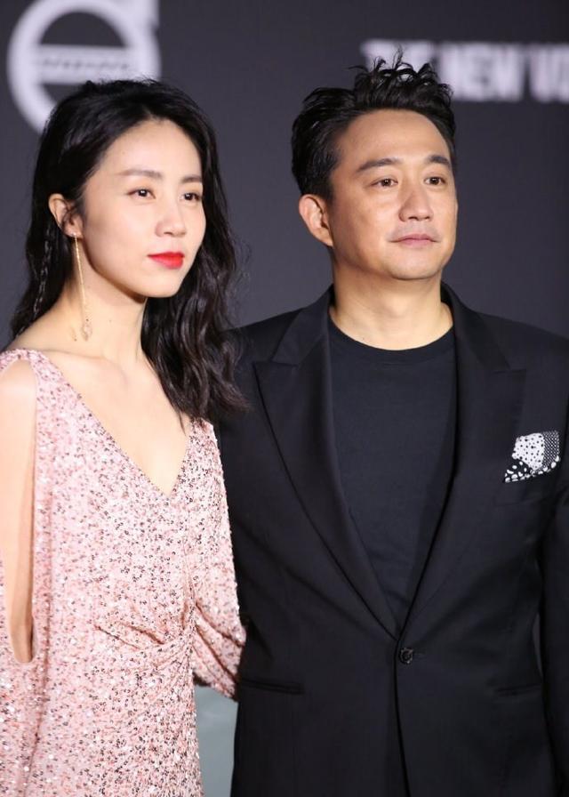 42岁孙莉三胎后更丰满,罕见亮片开叉裙上活动,老公穿西装变保镖