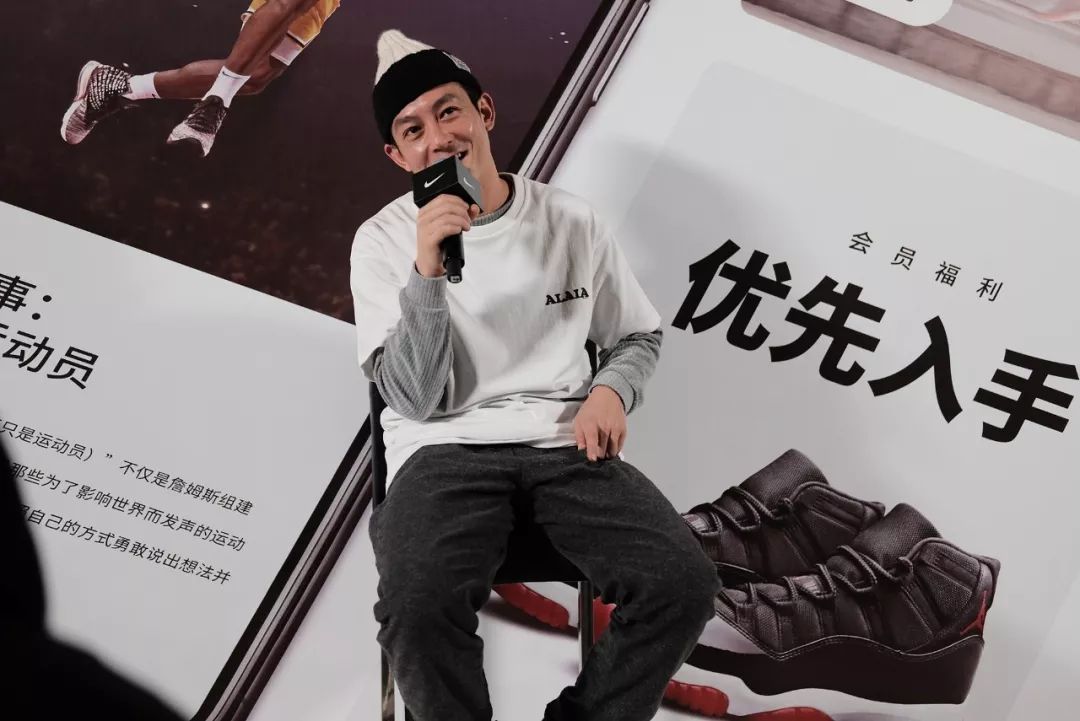 我们请到了陈冠希用nikeapp为蓝丝绸完成了一套即兴搭配