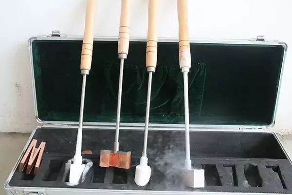 以下为马匹液氮烙印打号操作的注意事项液氮冷冻标号容易识辨,不易