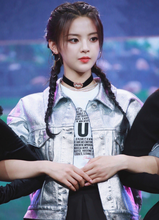 原创杨超越早年打工照曝光红旗袍丸子头可爱呆萌有没有整容一目了然