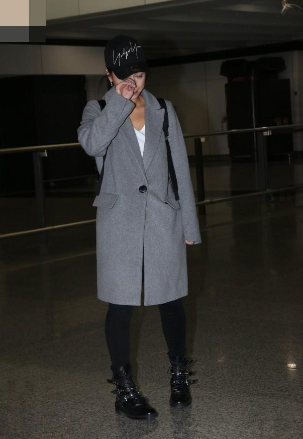 原创黄心颖返港遭围堵被问是否联系马国明和许志安她含泪快步离开