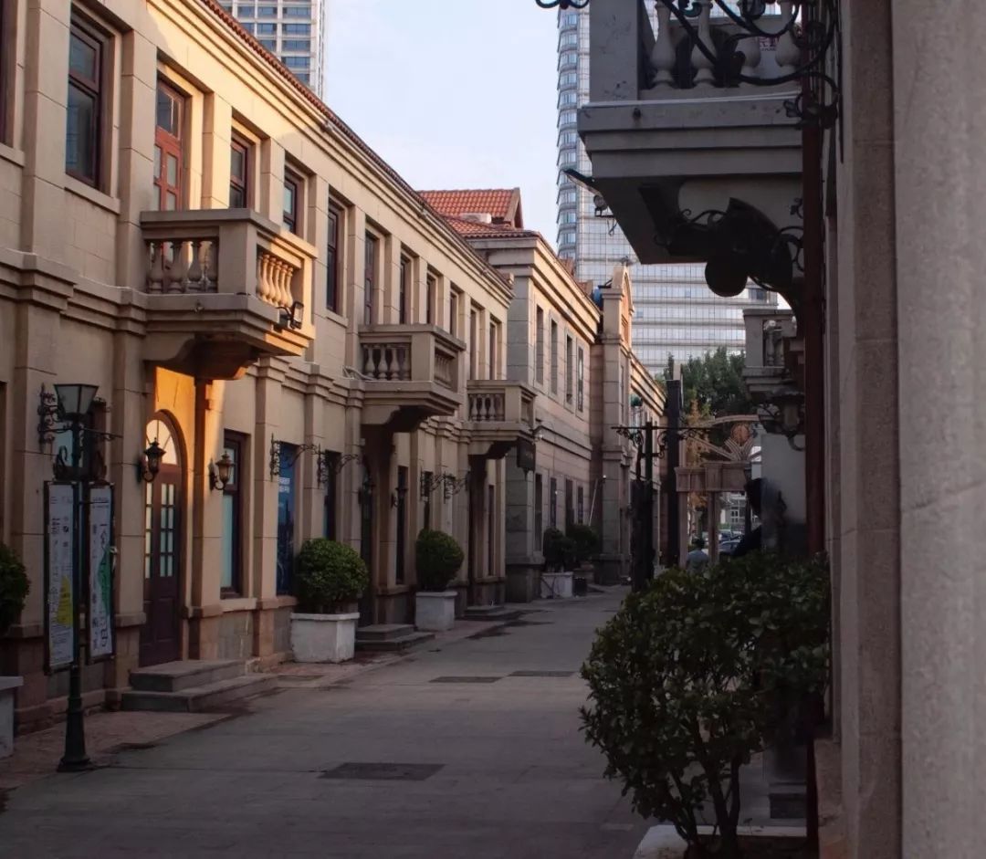 十字街位于芝罘区滨海广场附近,毗邻张裕酒文化博物馆.