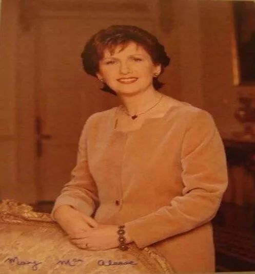 爱尔兰第二位女总统麦卡利斯 爱尔兰总统麦卡利斯喜欢手工编织,并戏称