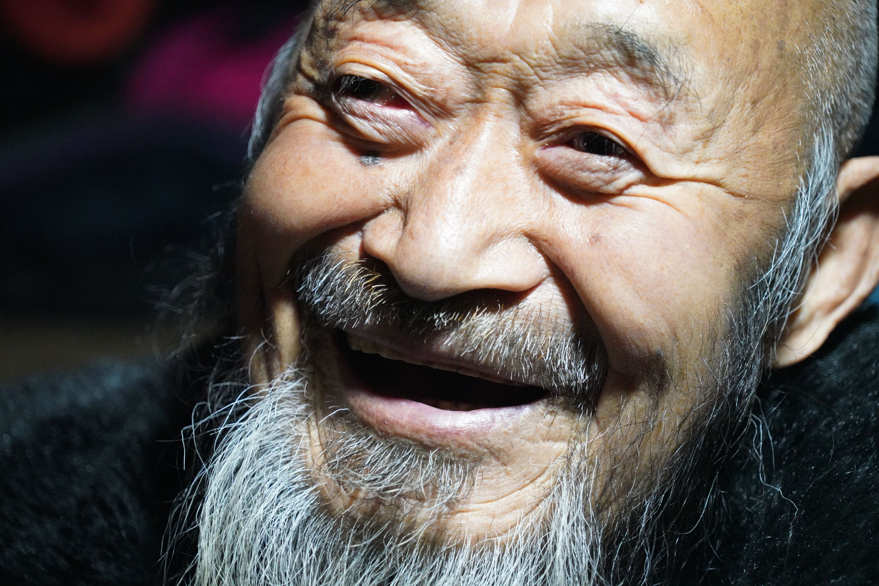 原创山西千年古槐树下住着神仙爷爷银须飘飘吞云吐雾啥样子