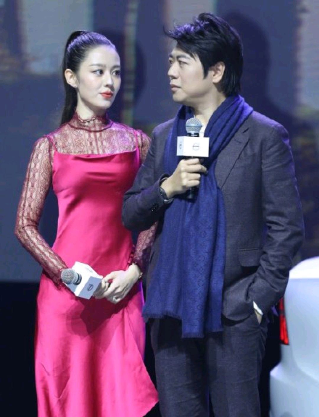 朗朗与吉娜身穿棉袄走红毯吉娜身穿浅紫色旗袍秀出东方美