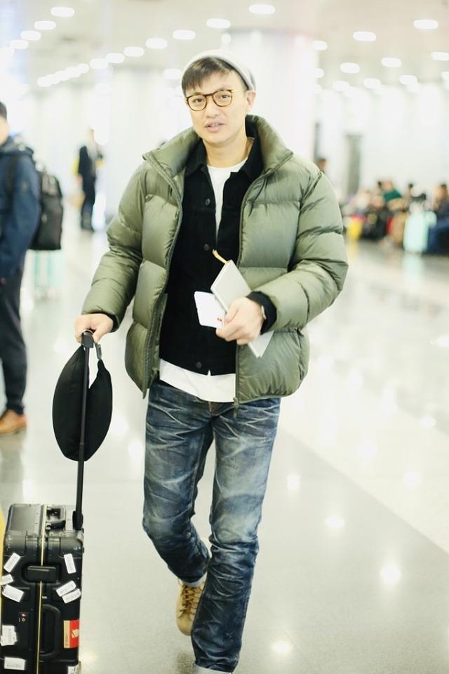 原创周一围素颜现身机场,豹纹镜框配毛线帽,型男改走文艺路线