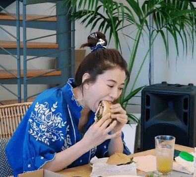 女明星吃不胖?从谢娜大口吃汉堡,章子怡一口不吃就能看出差别来