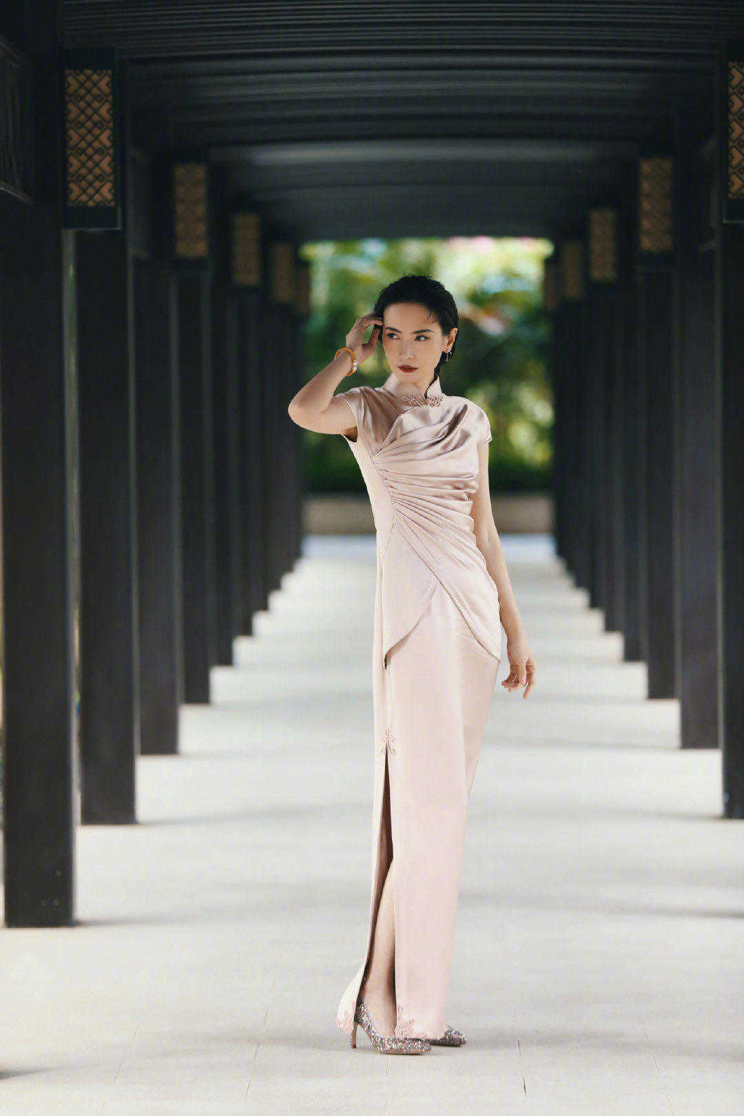 35岁李媛这身材女星罕见!穿旗袍装搭配扎发秀出小蛮腰,优雅大气