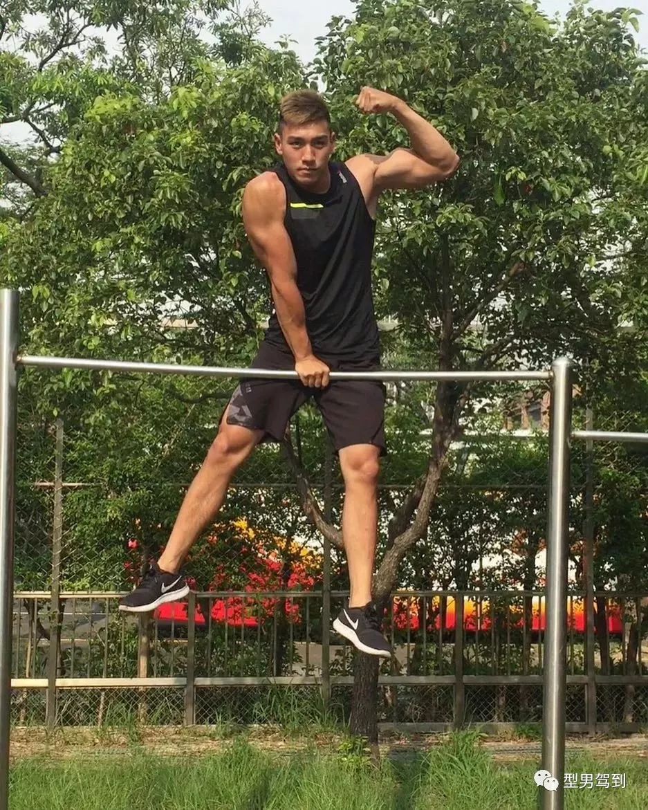 183cm体育生鼻子超大,穿紧身运动服实力惊人