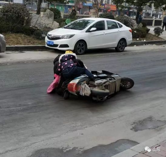 山阳城区广场十字附近路太滑10余人骑车摔倒
