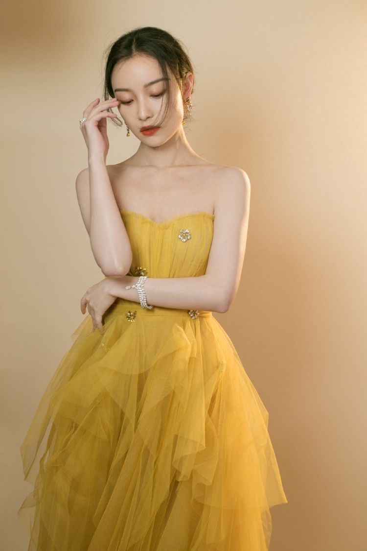 倪妮气质真是没得说,穿黄色抹胸轻纱裙,秀"直角肩"优雅大气