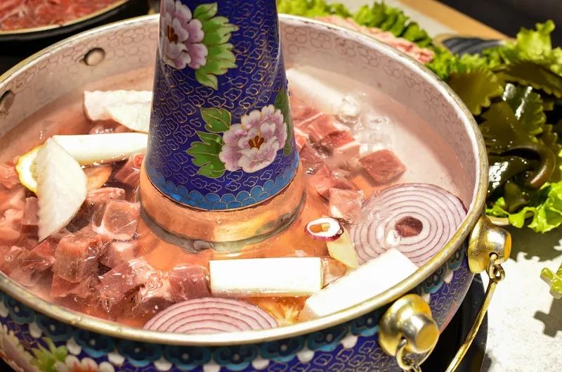 网红爆款冰煮羊火锅全新上线0到100的温暖碰撞在雪城也能一口吃到大