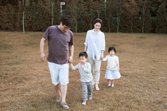 李英爱晒素颜近照因怕丑用颈巾遮样与老公亲自撑自己的新片