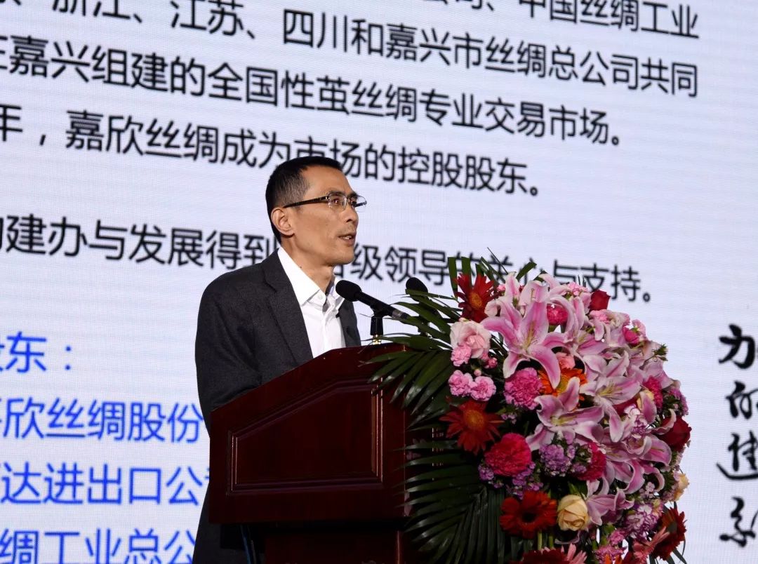 中国茧丝绸交易市场总经理刘卓明就以更开阔的视野把握茧丝绸行业的