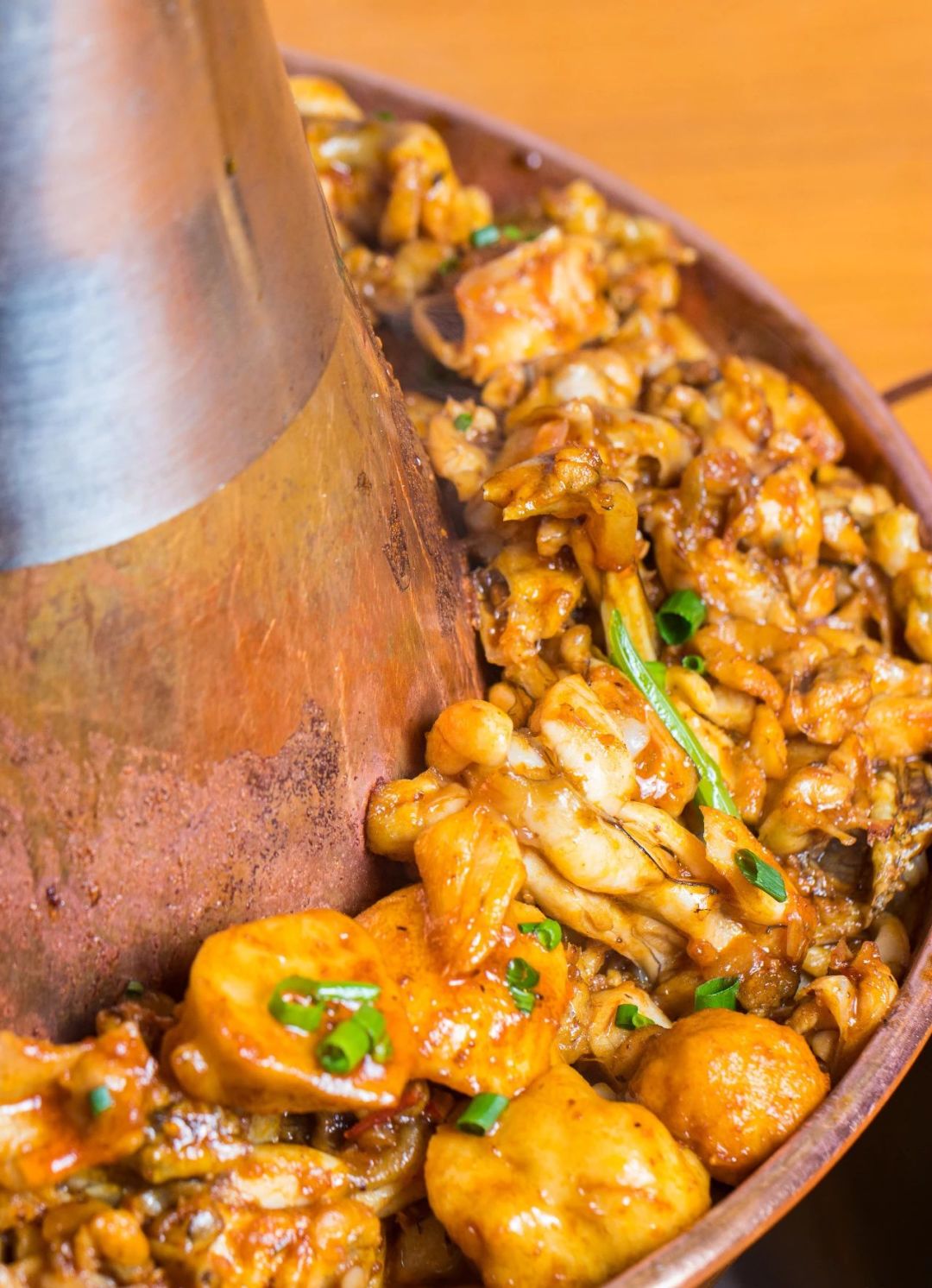 98元抢购原价201元「老佛爷铜炉碳火蛙锅」2-3人套餐,在小红书上被推