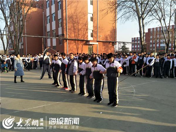 博兴县店子镇中学举行2019冬季师生趣味运动会(图1)