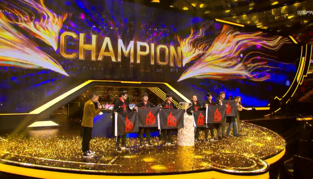 ag夺得kpl冠军后捧杯时出现的一个人让网友们当场泪目了