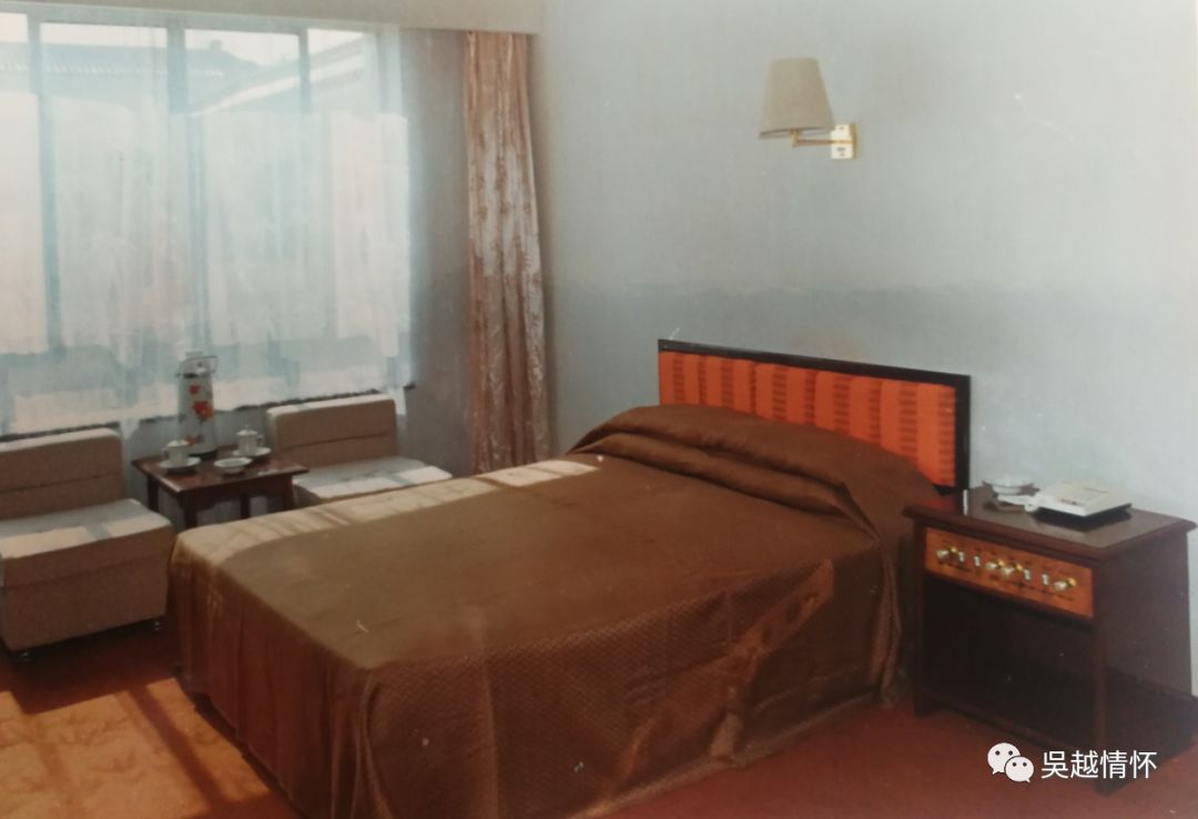 "长清宾馆赠",影集的扉页,听友人介绍,这组照片拍摄于八十年代末,九十