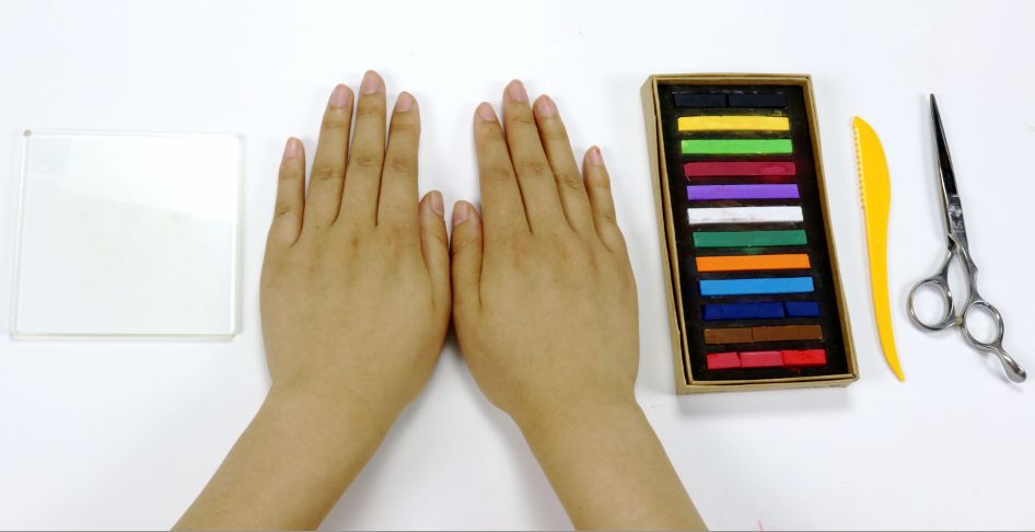 工具:一双可爱的小手,手工剪刀,色粉,工具刀,亚克力板