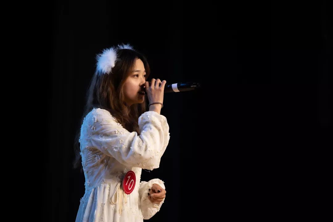 bing"万李挑一"不亏为万里挑一,今夜杀出来第一匹黑马便是周嫣然,小小