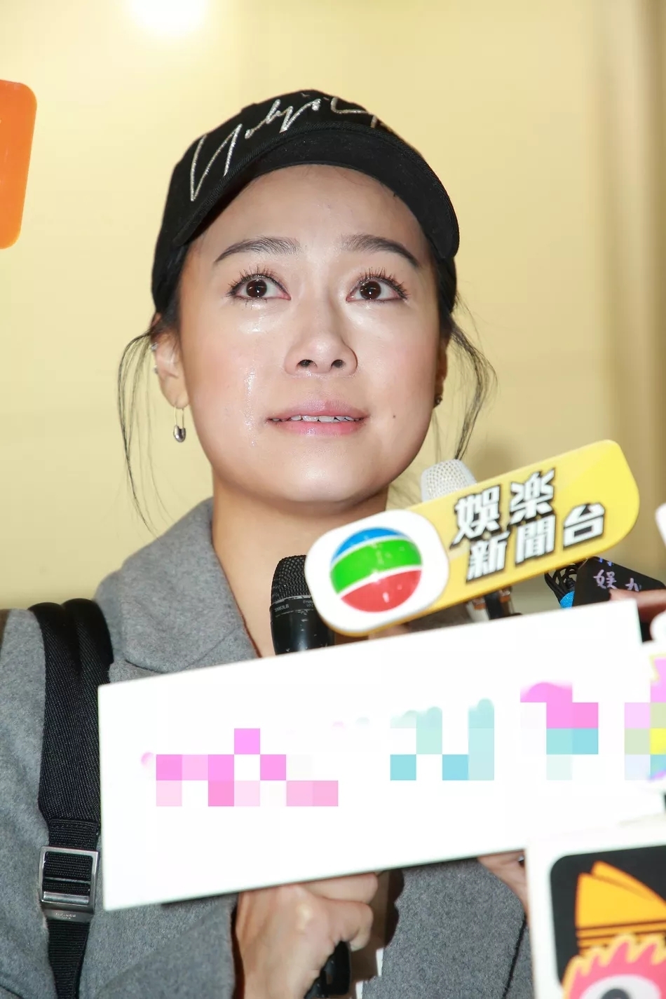 原创避走国外8月后黄心颖首返港,精心打扮脸胖一圈,激动落泪不改行