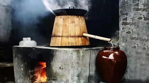传统酿酒师傅大部分都有天锅地锅传统烤酒设备酿酒,即下面一个铁锅装