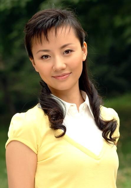 央视"身材最好"主持人,大学获三大台奖学金,年近40至今未婚_石琼璘