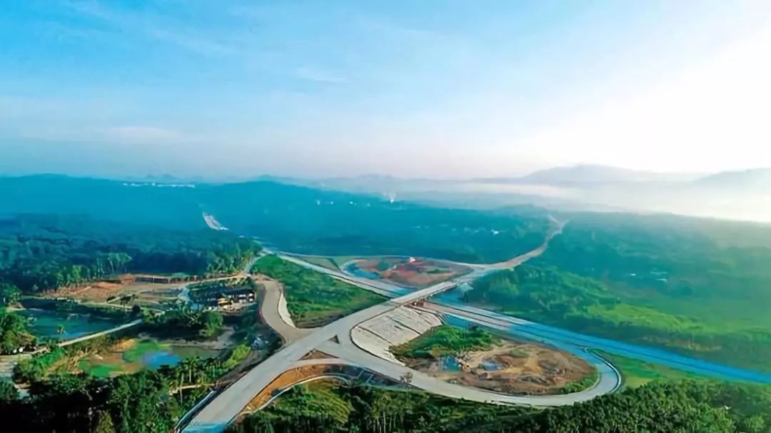 8公里,目前设有兰洋,罗屋,儋州,西庆,西华,白马井6座互通立交,途经兰