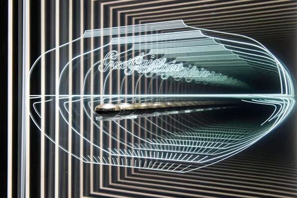 设计师用双向镜和led条制造出了无限延伸的视觉效果.