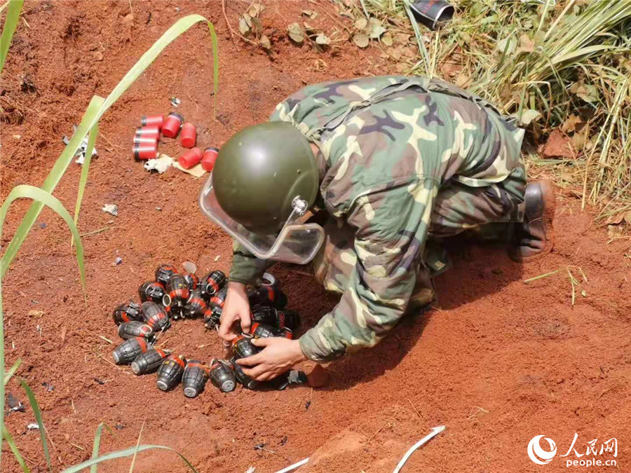 连云港核废料武警图片