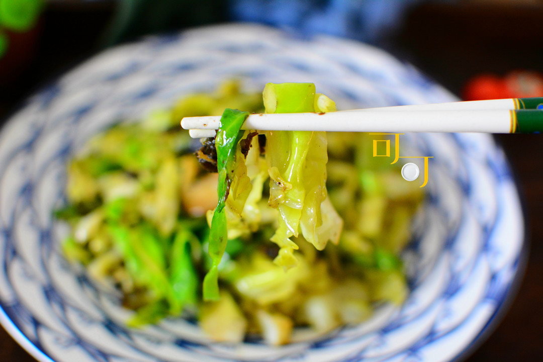 原创用橄榄菜炒卷心菜试过吗?多吃蔬菜多运动,身材苗条不长肉