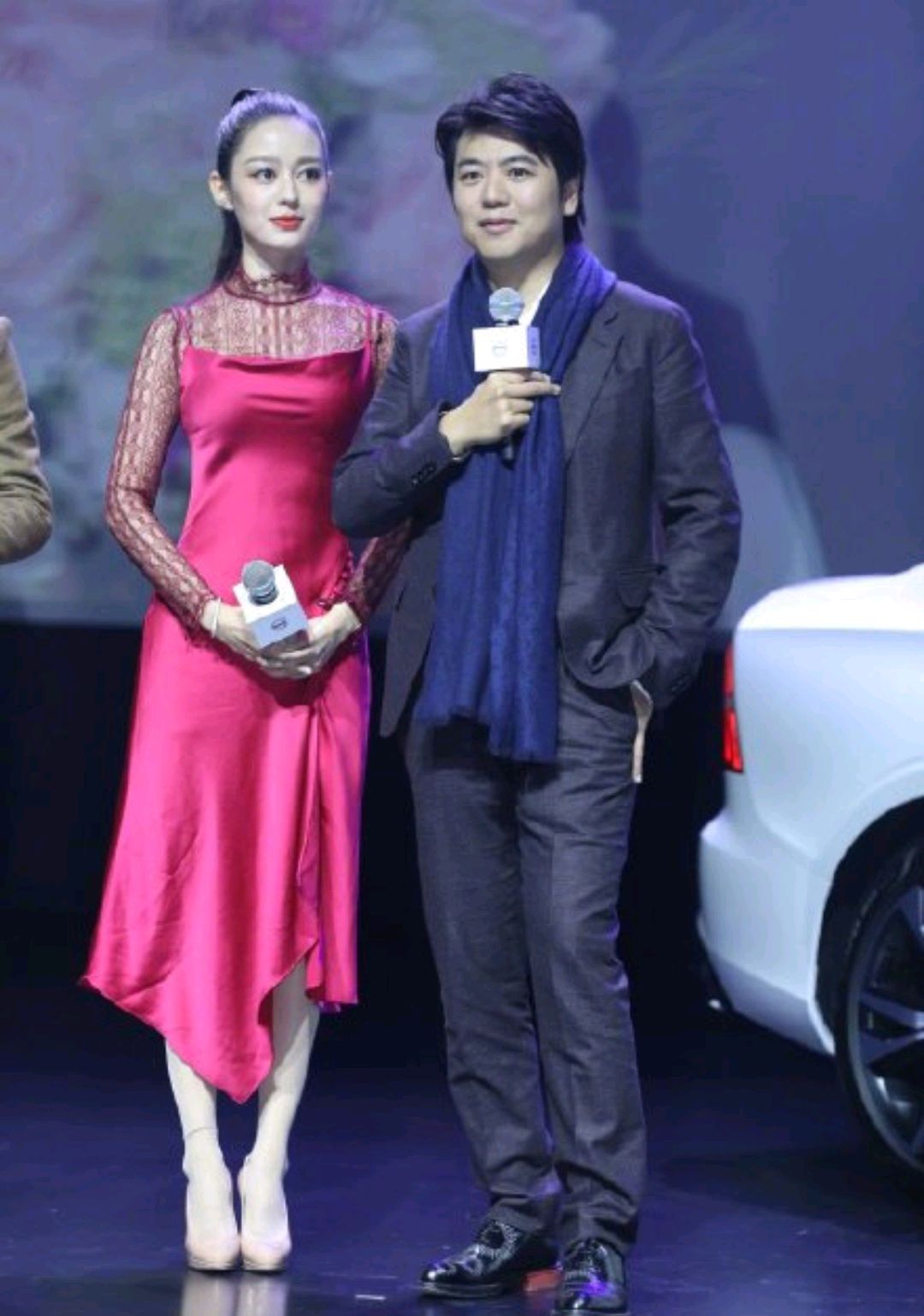 朗朗与吉娜身穿棉袄走红毯吉娜身穿浅紫色旗袍秀出东方美