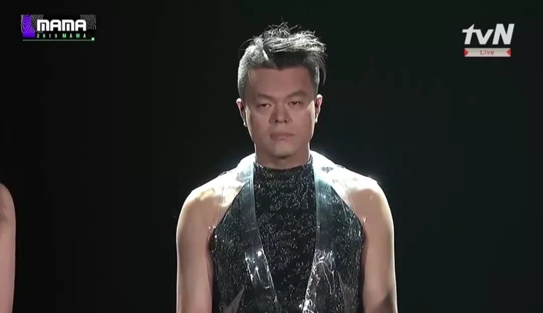 引得王嘉尔表情一脸震惊的他老板朴振英因为热舞过于火辣穿紧身短衣裤