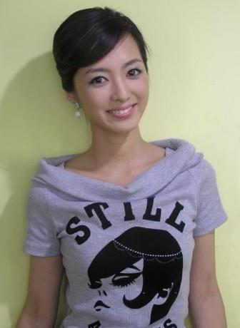 央视"最高颜值"主持,曾是大学校花,与名嘴传绯闻,今结婚_李蜜