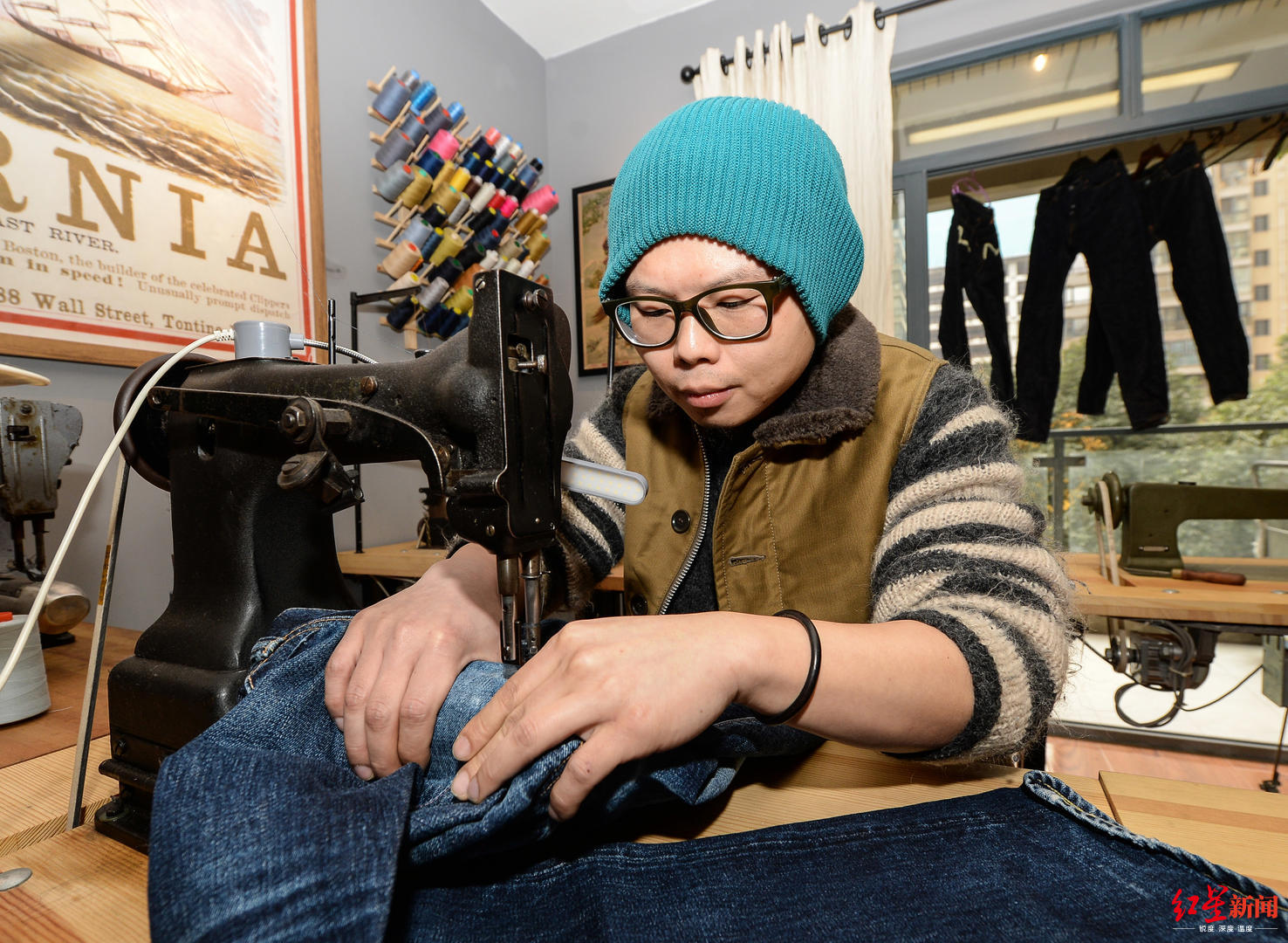 傅鹏举正在修补顾客的裤子2年前,傅鹏举自己做了一个网站,一方面,他