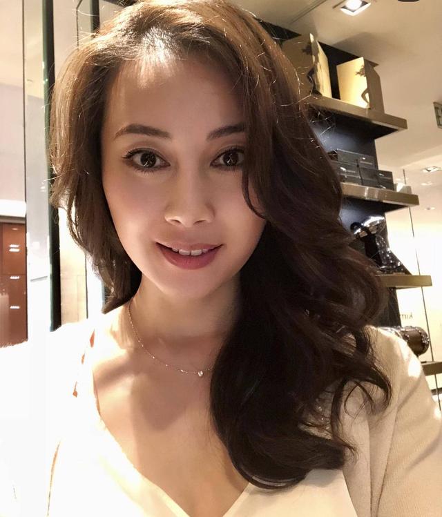 因鸭王一炮而红的袁嘉敏直言已经单身多年想找个男友恋爱