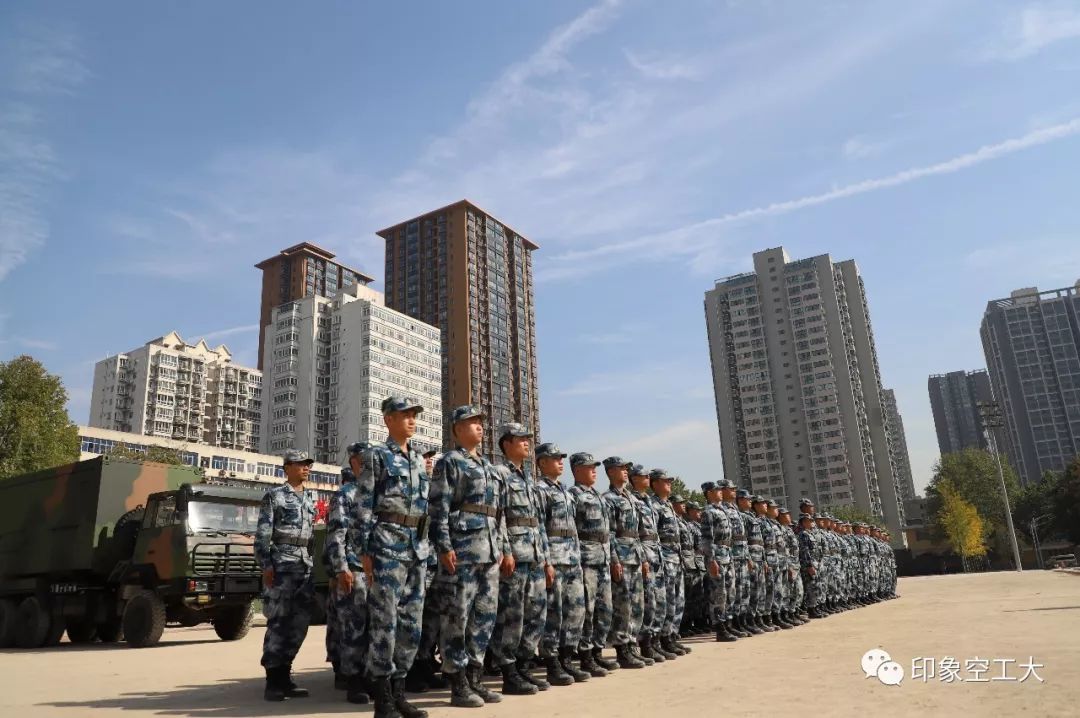 就该在训练场庆典的中心军人生来为打仗承载着空军通信兵七十年的骄傲