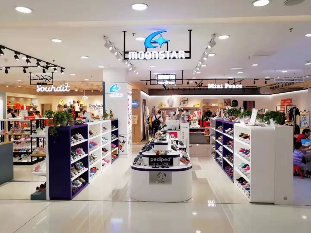 月星机能鞋专柜上新让爱始于足下