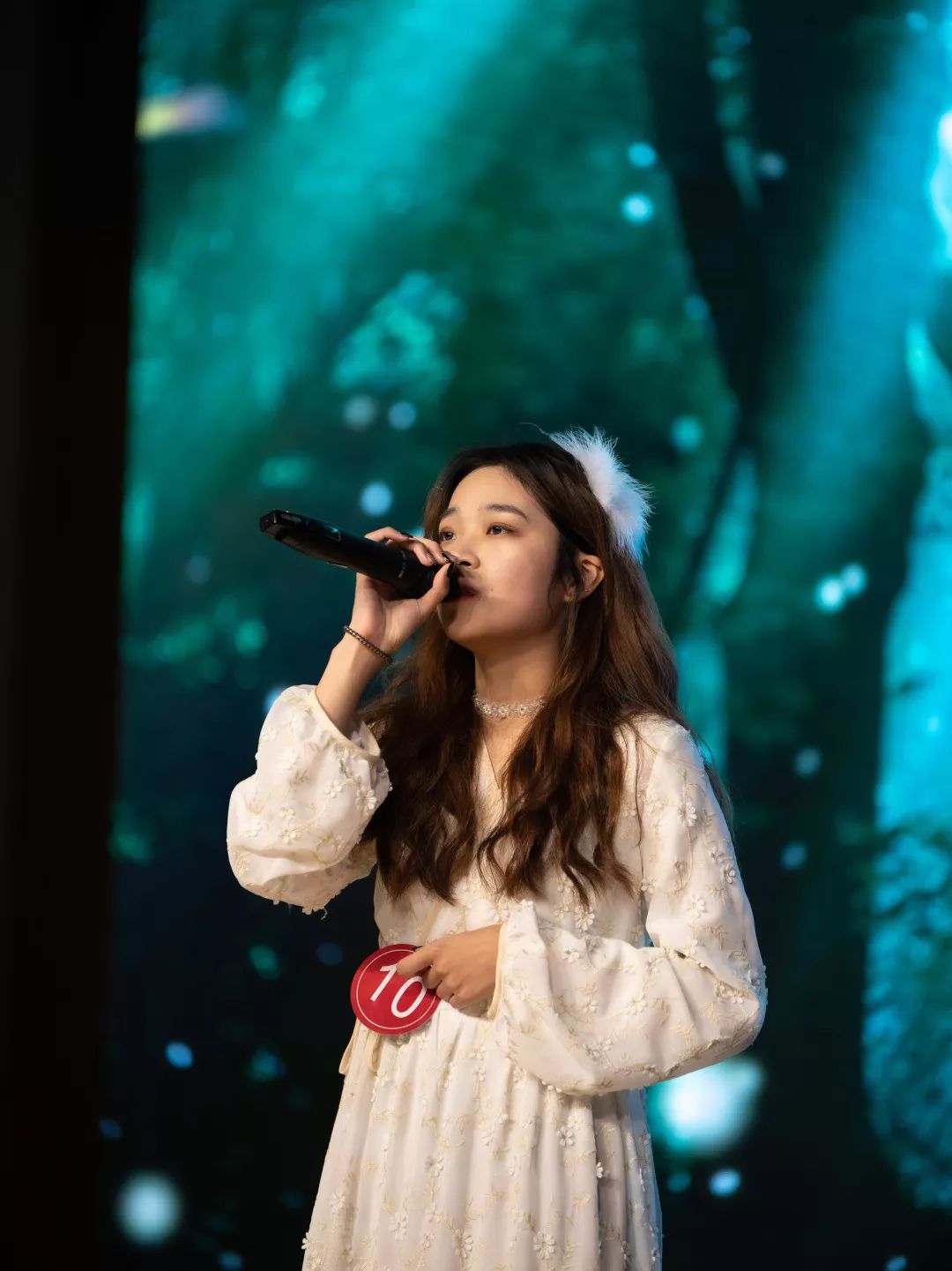 bing"万李挑一"不亏为万里挑一,今夜杀出来第一匹黑马便是周嫣然,小小