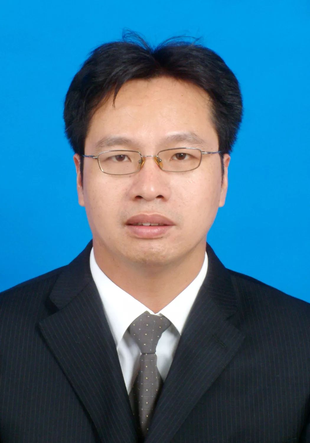 考上丽水师专,先后在曳岭中学,大洋路学校任教,在天宁中学,梅山中学