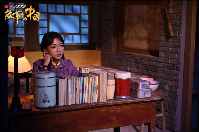 请她来重新演绎于1994年上映电影《凤凰琴》中乡村教师"张英才"这一