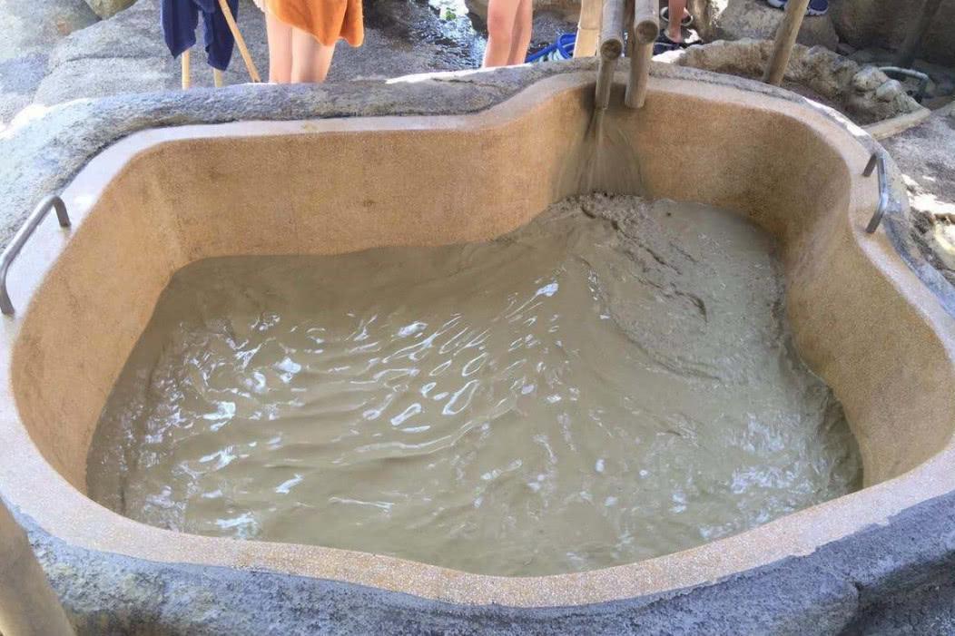 最令人费解的"泥巴温泉",当人们刚进入时,网友:秒变"小灰人"!