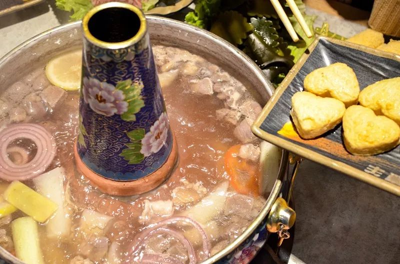 网红爆款冰煮羊火锅全新上线0到100的温暖碰撞在雪城也能一口吃到大